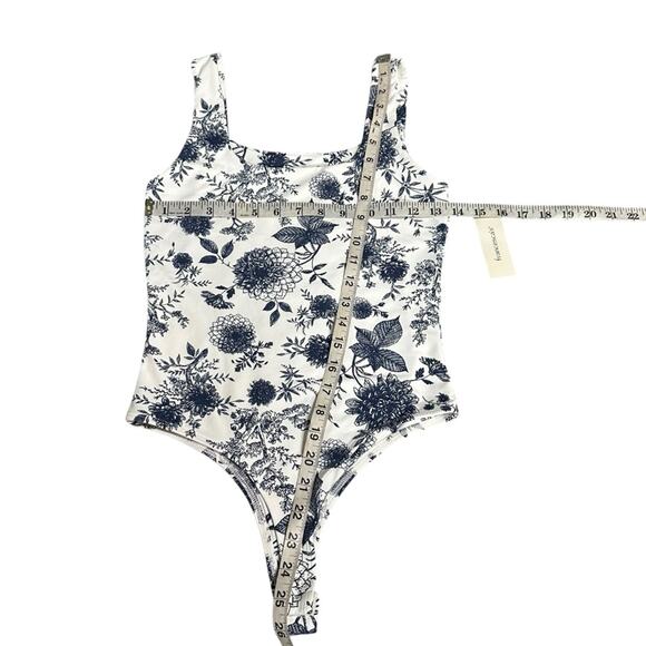 NEW Yummi By Francescas Blue and White Floral Bodysuit Size Small - Picture 4 of 8